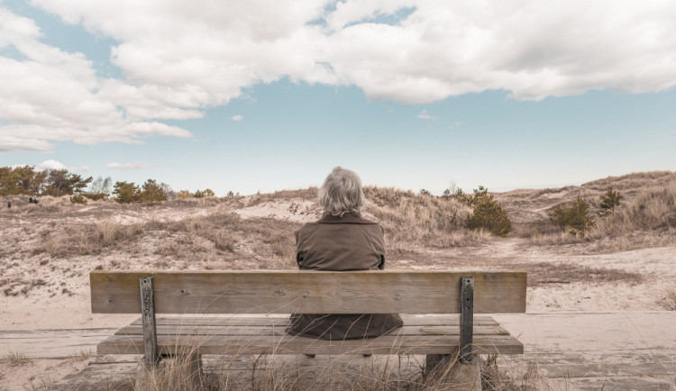 Seniorka trpící Alzheimerovou chorobou se ztratila synovi. Policisté ji hledali celou noc