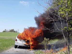 Auto zachvátily plameny. Řidič stihl jen vytočit linku 112