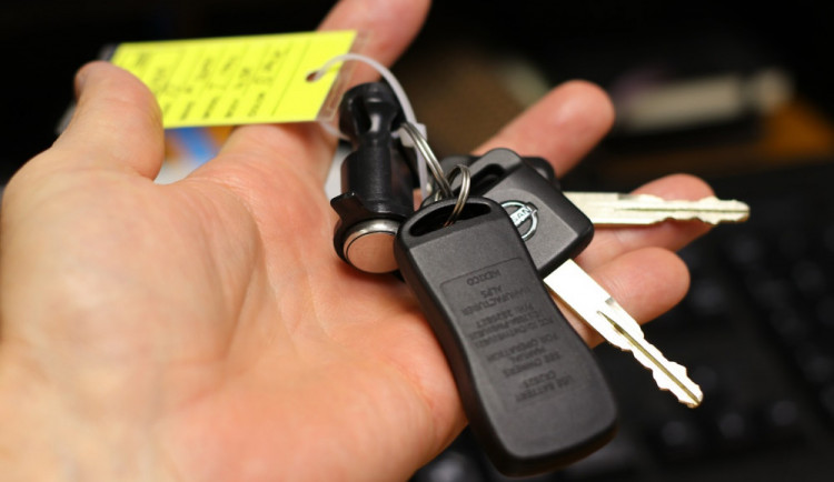 Šestnáctiletý chlapec sebral strýci auto. Policistům se pokusil ujet a havaroval do pole s řepkou