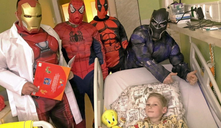 Medicínu v olomoucké nemocnici rozdávali Iron Man, Deadpool, Black Panther a Spider-Man