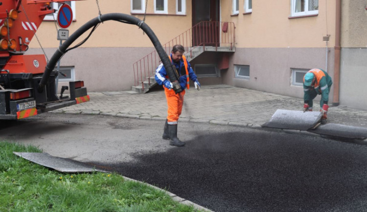 V Přerově opravují poničené silnice turbo metodou