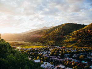 POČASÍ NA PÁTEK: Oteplí se, povane mírný vítr a místy zaprší