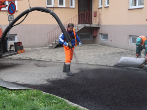 V Přerově opravují poničené silnice turbo metodou
