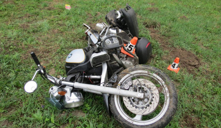 Motorkář havaroval v příkopu a utrpěl zranění. Vznikla škoda za padesát tisíc