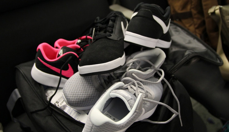 Zloděj se vloudil do bytovek a ukradl deset párů značkových bot z botníků na chodbách