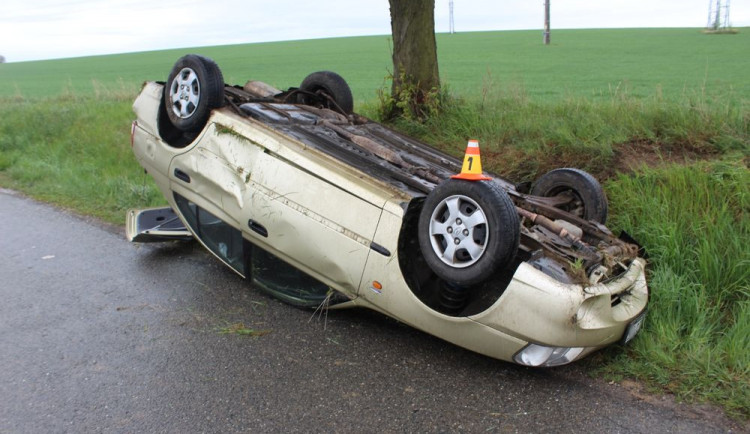 Řidička dostala na mokré silnici smyk. Auto skončilo na střeše