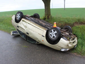 Řidička dostala na mokré silnici smyk. Auto skončilo na střeše