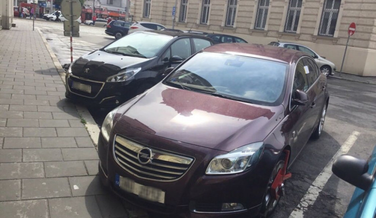 Blokové čištění zkomplikovali řidiči, kteří auta postavili do zákazu