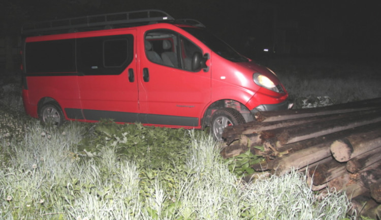 Zloděj ukradl dodávku. Když ji policisté vypátrali, byla nabouraná