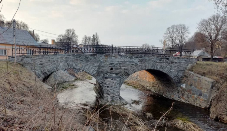 Bílý kámen na Libavé si včera nenechaly ujít tisíce návštěvníků