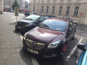 Blokové čištění zkomplikovali řidiči, kteří auta postavili do zákazu