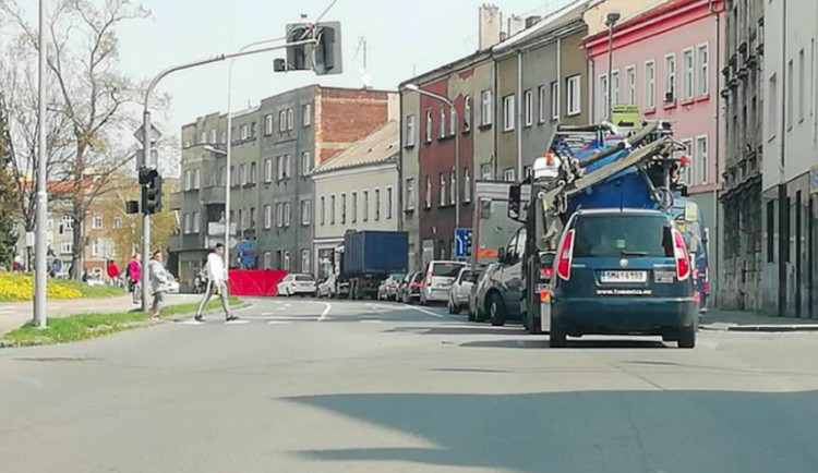 Osoba, která měla hlídat dítě, které vypadlo z okna, je obviněna z usmrcení z nedbalosti
