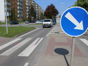 Řidič dodávky srazil dvacetiletou ženu na přechodu. Byl opilý