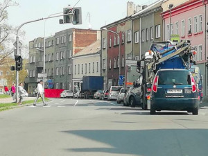 Osoba, která měla hlídat dítě, které vypadlo z okna, je obviněna z usmrcení z nedbalosti