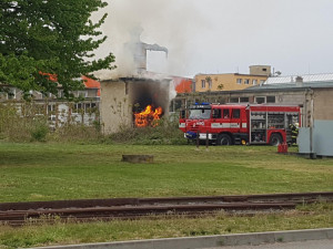AKTUÁLNĚ: Hasiči likvidují požár v Lutíně. Budova by se podle nich mohla zřítit