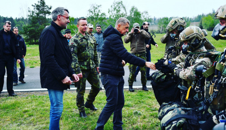 Babiš navštívil elitní vojáky v Prostějově. Chce změnu zákona, která umožní posílat vojáky do ciziny bez souhlasu sněmovny