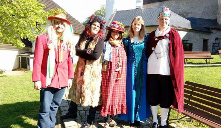 Zámkem Úsov vás provede Křemílek a Vochomůrka, vodník, král nebo čarodějnice. Zavítá i návštěva ze školy Harryho Pottera