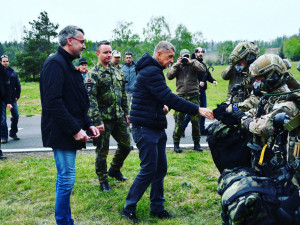 Babiš navštívil elitní vojáky v Prostějově. Chce změnu zákona, která umožní posílat vojáky do ciziny bez souhlasu sněmovny