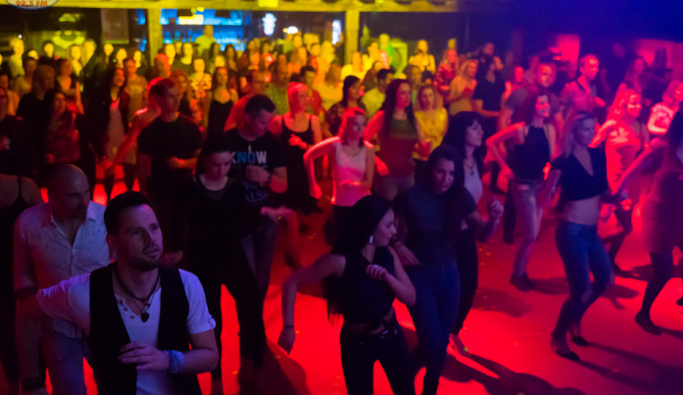 Latinskoamerické rytmy roztančily olomoucký Sklub
