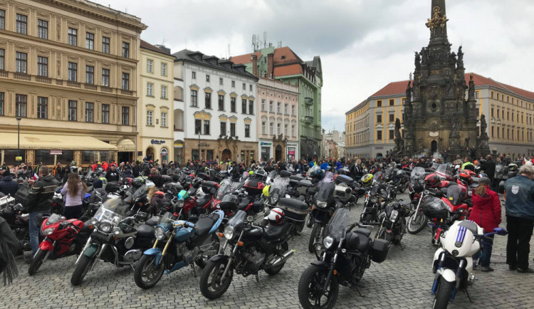 FOTO/VIDEO: Motorkáři dnes zahájili sezonu na Horním náměstí