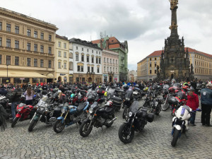 FOTO/VIDEO: Motorkáři dnes zahájili sezonu na Horním náměstí