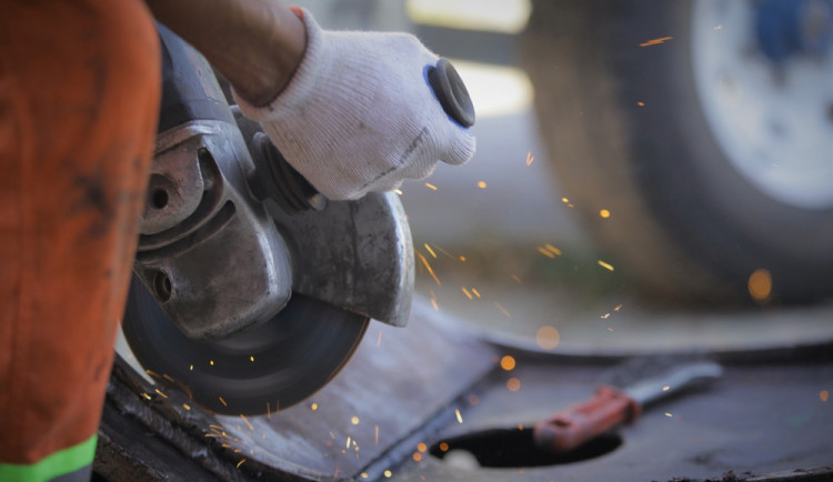 Muž pochybil při své práci a přeřízl přívodní trubku zemního plynu. Došlo k jeho úniku
