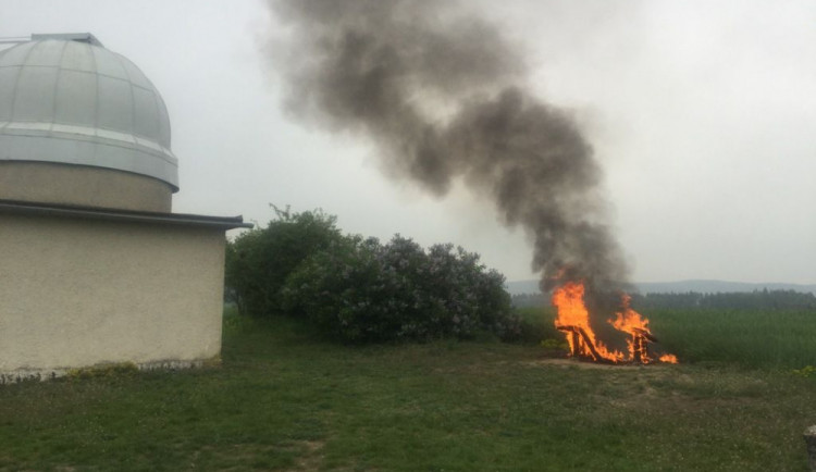 U hvězdárny v Lošově hořela plastová lavička. Lidem sloužila jen rok a půl