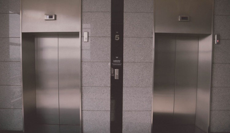 Dveře výtahu poškodil neznámý vandal tak, že došlo k jejich vpáčení do kabiny. Způsobil škodu za čtyřicet tisíc