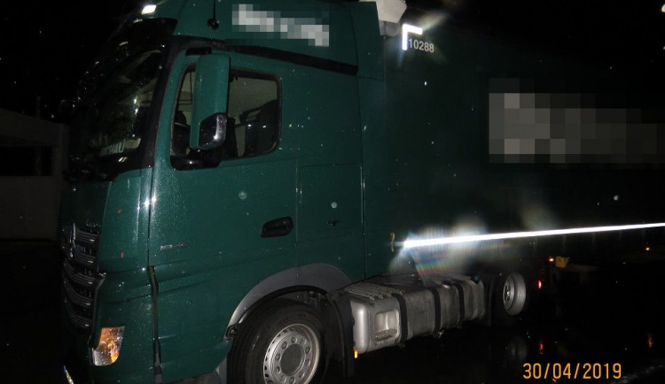 Policie pátrá po řidiči osobáku, který se u dálničního zúžení střetl s kamionem a ujel