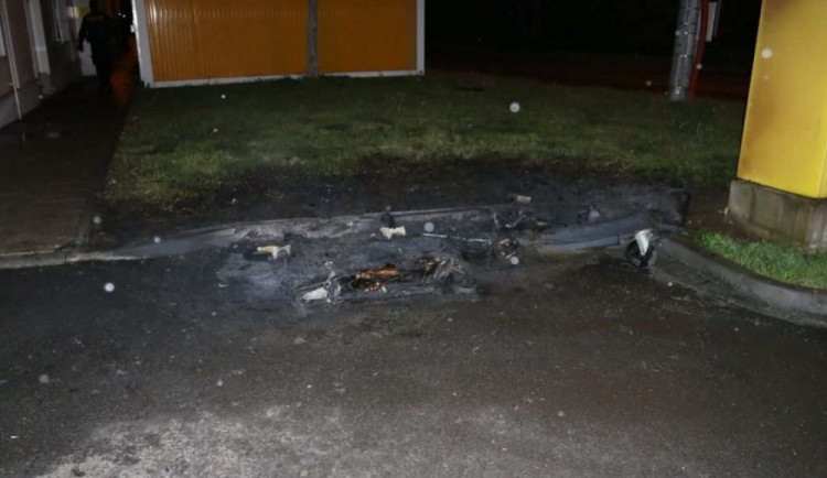 Dva kontejnery plné odpadků zcela shořely. Od požáru byla poškozena i přilehlá budova