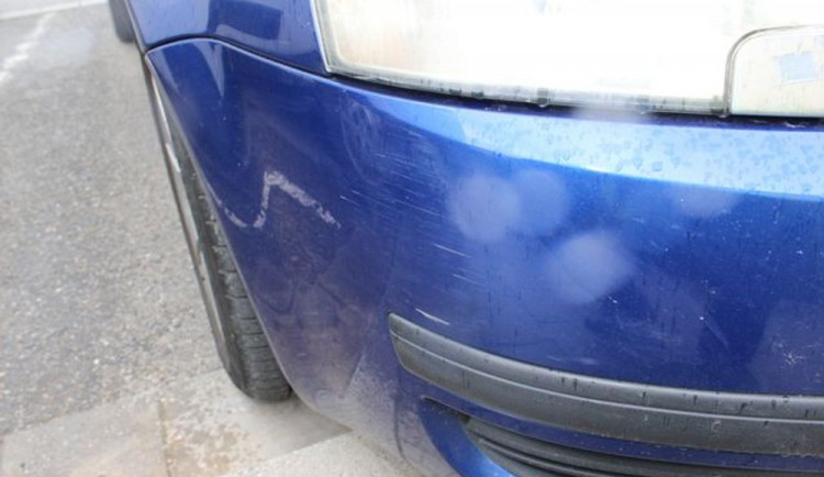 Žena při parkování poškodila cizí auto a z místa odjela. Zavinění dopravní nehody nadále popírá