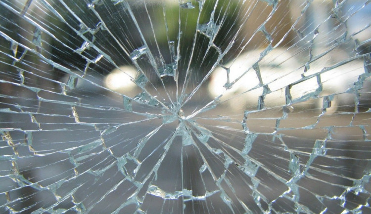 Vandal vysklil na nově postavené domě okna kamenem. Poškozeno bylo i okno přilehlé budovy
