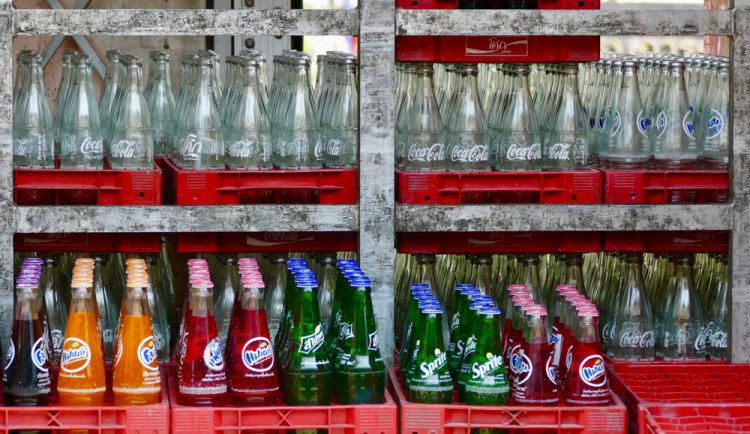 Zloděj se vloupal na fotbalové hřiště do kiosku s občerstvením. Ukradl nápoje za několik tisíc