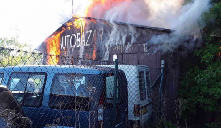 V Šumperku vyhořela dřevěná budova autobazaru