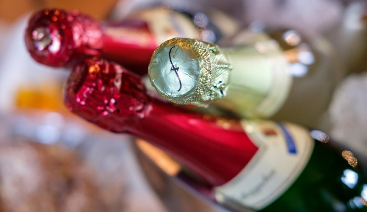 Zloděj se chystal ukrást lahve s alkoholem, vyrušil ho však majitel domu. Lapka utekl jen se šampaňským