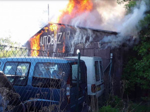 V Šumperku vyhořela dřevěná budova autobazaru