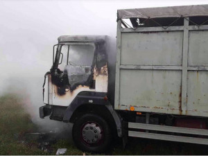 AKTUÁLNĚ: Hasiči zasahují u požáru náklaďáku, který převážel prasata