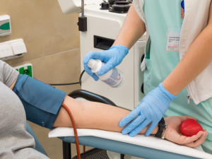 V rámci oslav Dne matek nalíčí vizážistka dárkyně krve v Nemocnici Prostějov