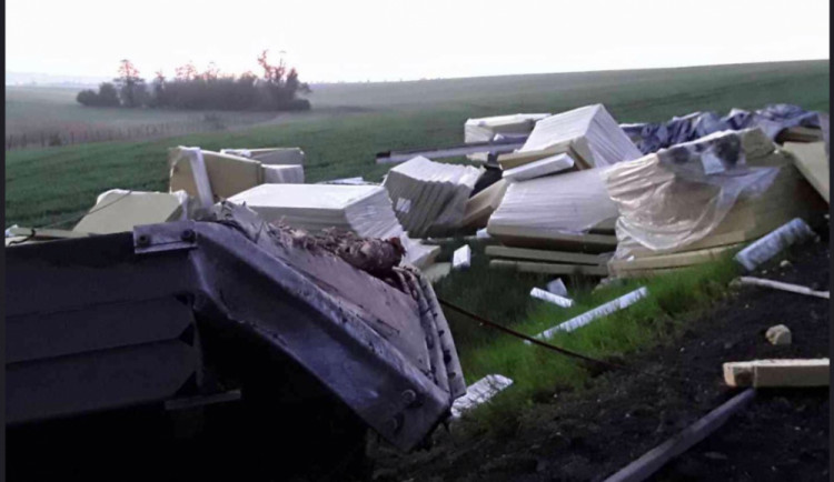 Převrácený kamion zhruba na pět a půl hodiny uzavřel dálnici D46