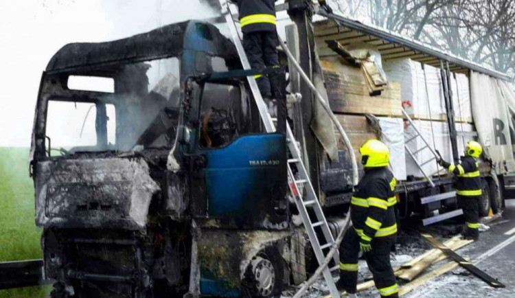 AKTUÁLNĚ: Požár nákladního auta uzavřel silnici mezi Mohelnicí a Studenou Loučkou