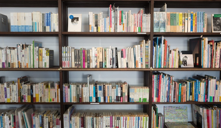 Z knihkupectví zloděj ukradl šestadvacet knih pro děti. Nejvíce ho zaujaly encyklopedie a pohádky