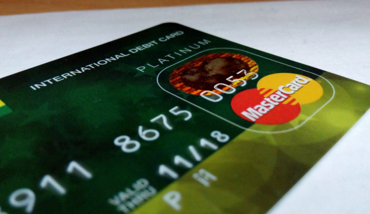 Zloděj našel platební kartu, se kterou platil v e-shopech. Napáchal škodu za 25 tisíc korun