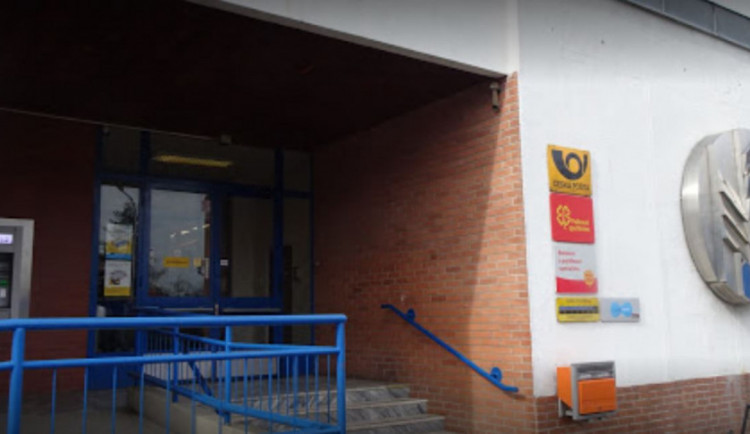 Muž, který vyloupil poštu ve Foerstrově ulici, byl dopaden. Je ve vazbě