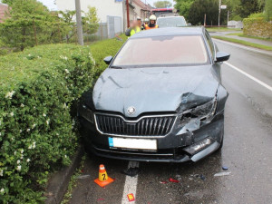 Řidička při průjezdu zatáčkou dostala na mokré silnici smyk a přejela do protisměru, kde se srazila se škodovkou