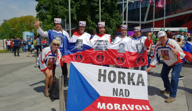 FOTO: Vikingové, lego a teď česko-slovenské legendy. Olomoučtí fanoušci se svými kostýmy na šampionátu zase bodují