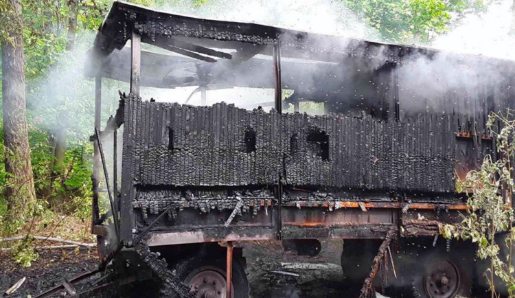 Hasiči likvidovali požár včelína u Bělkovic-Lašťan. Není to první případ