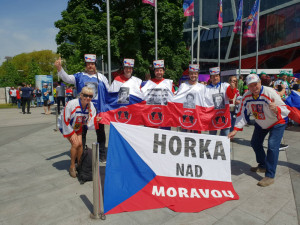FOTO: Vikingové, lego a teď česko-slovenské legendy. Olomoučtí fanoušci se svými kostýmy na šampionátu zase bodují