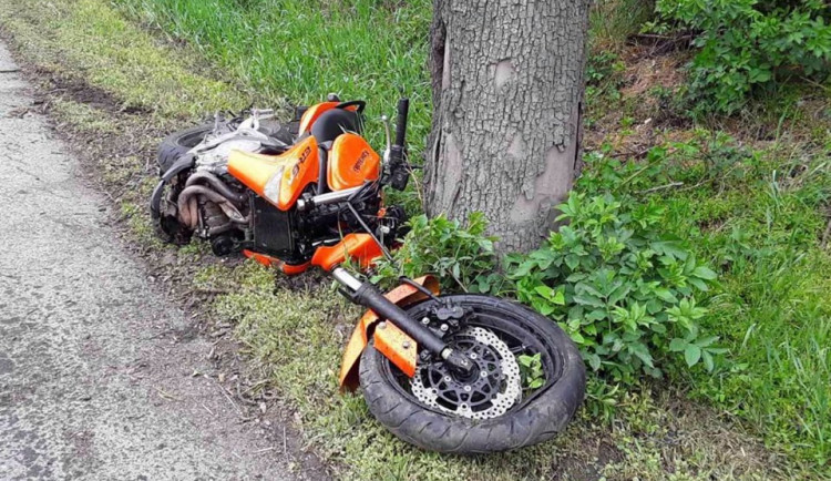 Třiadvacetiletý motorkář nezvládl zatáčku, narazil do stromu a vážně se zranil. Musel pro něj vrtulník