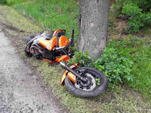 Třiadvacetiletý motorkář nezvládl zatáčku, narazil do stromu a vážně se zranil. Musel pro něj vrtulník