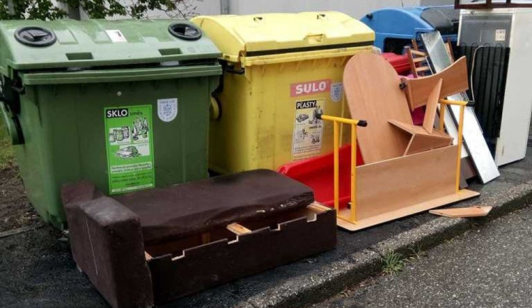 Lidé k popelnicím postavili nábytek, ledničku i pohovku. Porušili zákon o odpadech